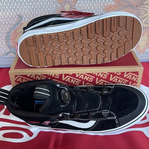 Vans WMNS Sk8-Hi Boa Mte
Black/White
VN0007NMBA2
Boots - Sneakers - Picture 8 of 16